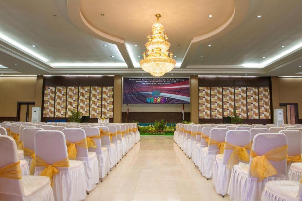 Bahamas Hotel & Resort Tanjung Pandan Extérieur photo
