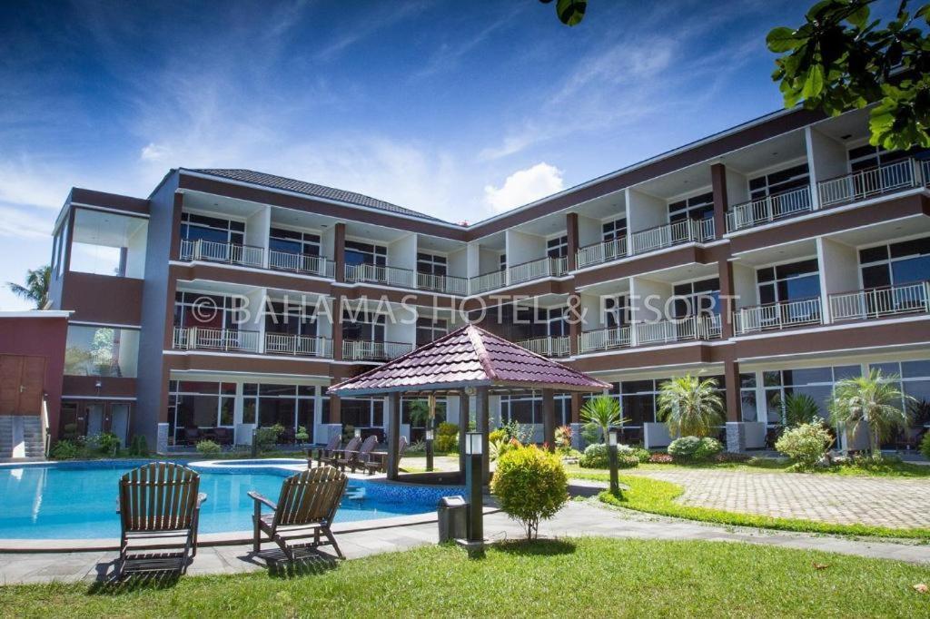 Bahamas Hotel & Resort Tanjung Pandan Extérieur photo