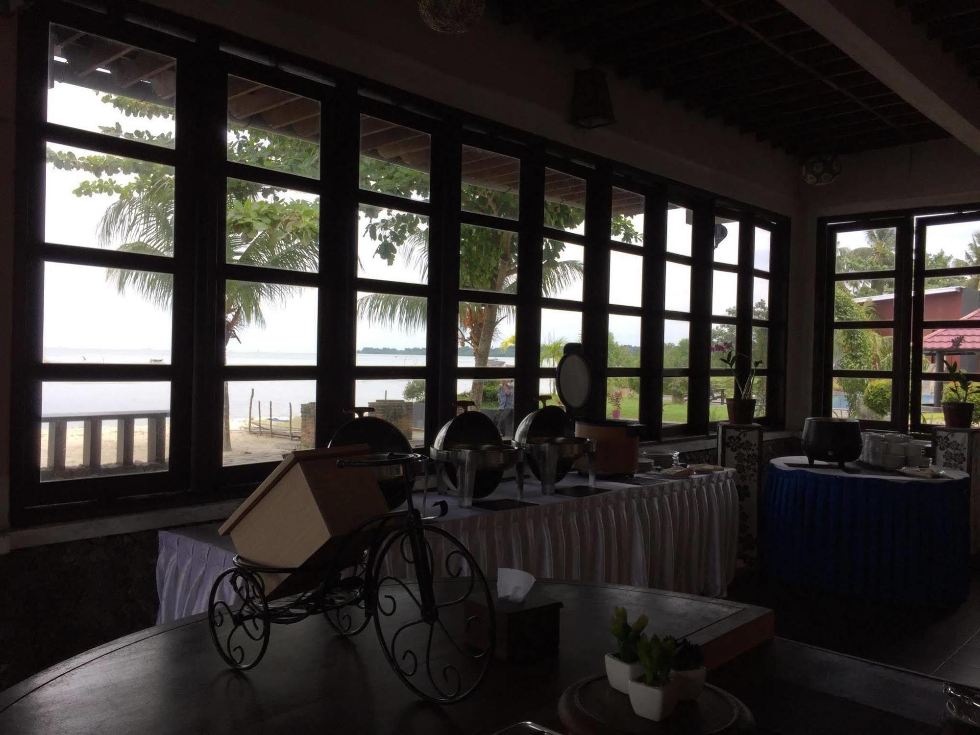 Bahamas Hotel & Resort Tanjung Pandan Extérieur photo