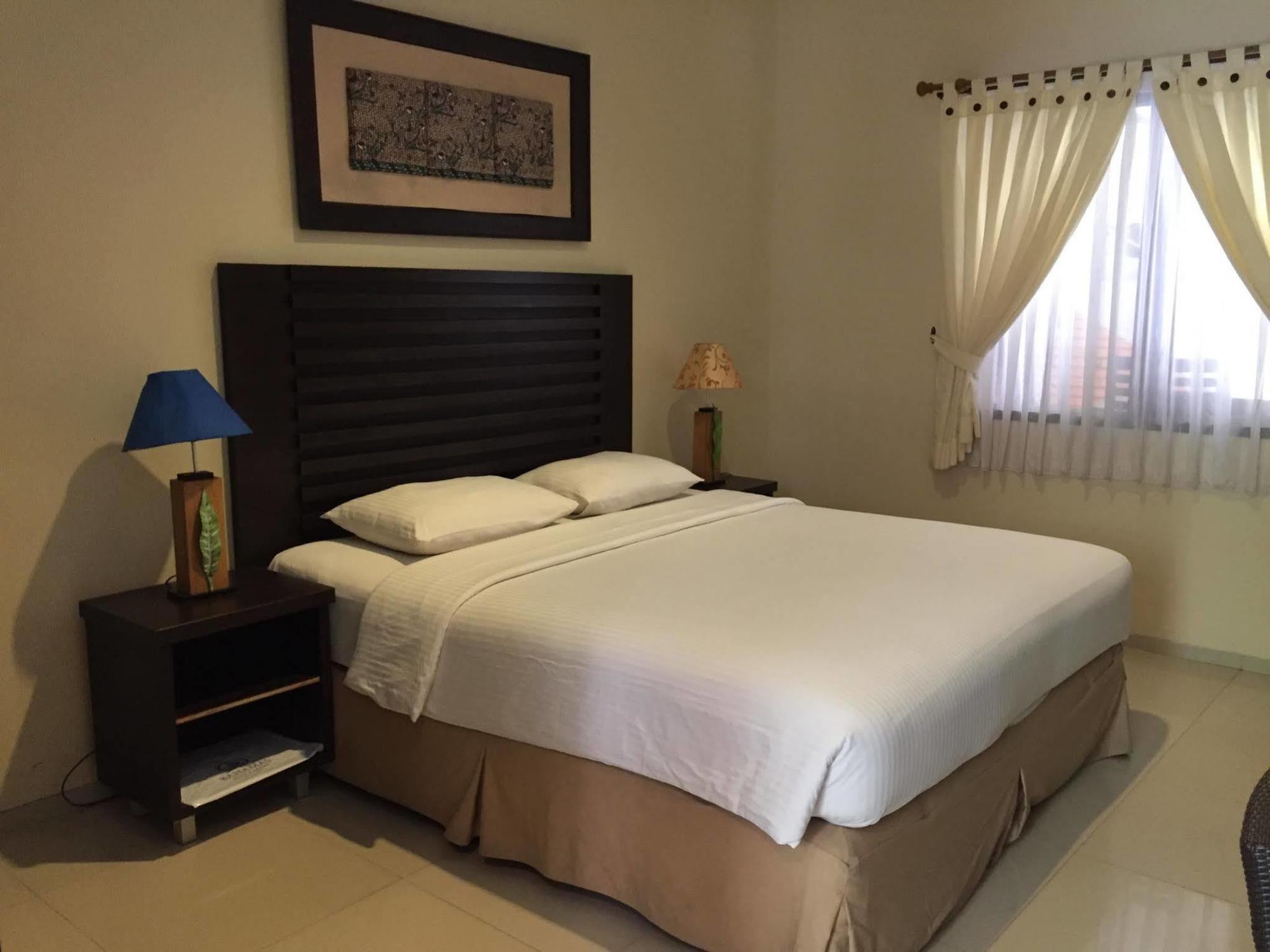Bahamas Hotel & Resort Tanjung Pandan Extérieur photo