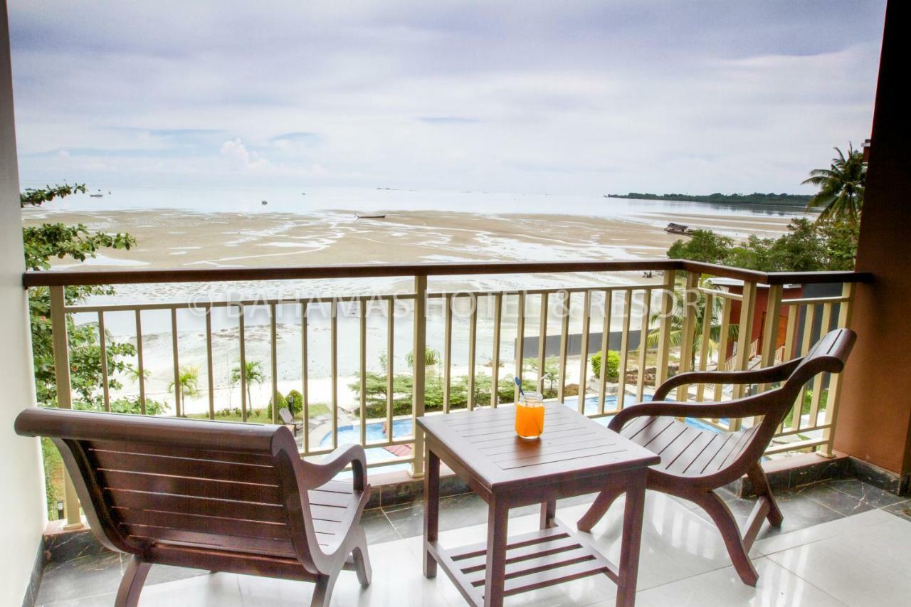 Bahamas Hotel & Resort Tanjung Pandan Extérieur photo