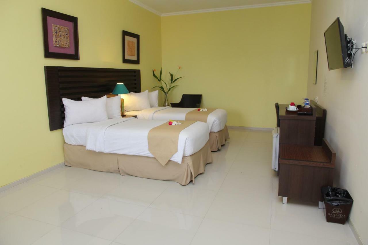 Bahamas Hotel & Resort Tanjung Pandan Extérieur photo